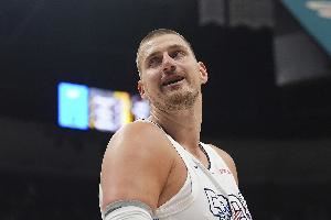 🤩我选后者!约基奇现在只能签三年2.12亿😍明夏续多赚8000万