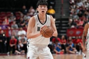  杨瀚森谈三分庆祝动作：队友说这么做替补席会疯狂 但也没见多疯