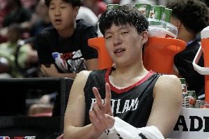 杨瀚森：利拉德和霍勒迪打球都非常的棒 我在2K里面很喜欢用他们