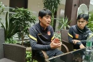 浮嶋敏：我们三名守门员都有实力，没有预料到下半场会出现红牌