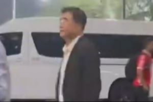 真无奈！足协主席宋凯现场见证国足无缘世界杯，赛后离场面无表情
