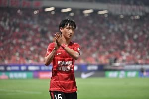 澎湃：杨明洋有望首发出战，中场另三人为塞鸟、谢文能、王上源