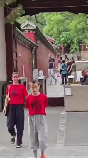 真不出来了啊👀网友拍到文班还在少林寺内 这头看起来是真剃了