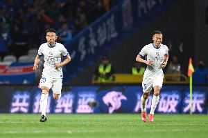 记者：申花搭乘的航班延误近3个小时，预报显示深圳有暴雨和大风