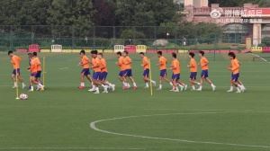 7月8日,山东泰山队在教练团队的带领下进行恢复训练
