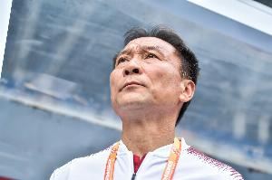 沈祥福与西海岸梯队孩子互动:青岛有非常好的发展足球的环境