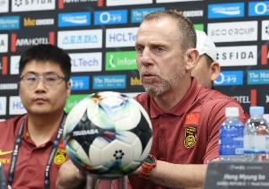 北青:国足教练组现场观战日本队比赛,中国香港展现顽强态度
