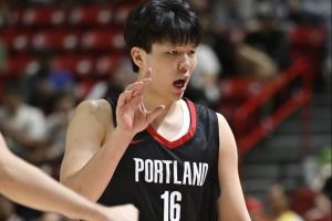 杨毅:杨瀚森敢于沟通、指挥、处理球 他的松弛感让人过目难忘