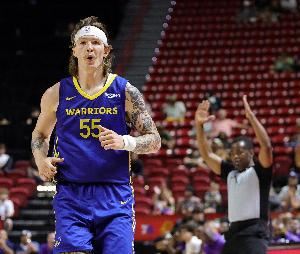百步穿杨!马德森16分钟12中7高效贡献22分2断 三分10中6