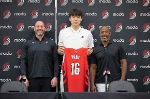  微微一笑赢信任🤭杨瀚森称做得不够好 比卢普斯：哪里 做得很好