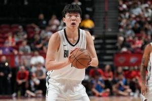  杨瀚森次节初对位奎因时有点吃亏 被换下调整后很快找回了状态