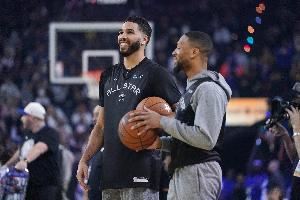 愿给多年合同?美记:凯尔特人目前是利拉德最热门的下家