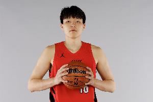  青岛记者：杨瀚森终于拼得好结果 目前看新季进正常轮转应没问题