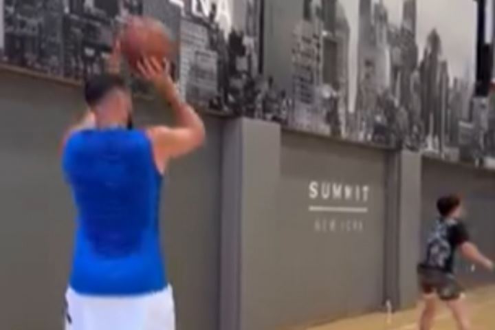 🤯什么是顶级射手!克莱在纽约训练连进72记三分球🎯