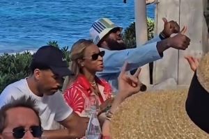  度假模式！詹姆斯夫妇法国海边聚餐 老詹随音乐翩翩起舞🕺🏾