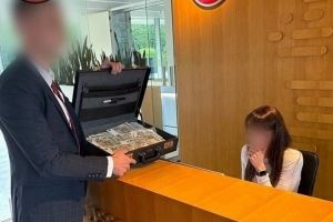  邮报：水晶宫球迷送假币到欧足联总部，抗议他们取消球队欧联资格